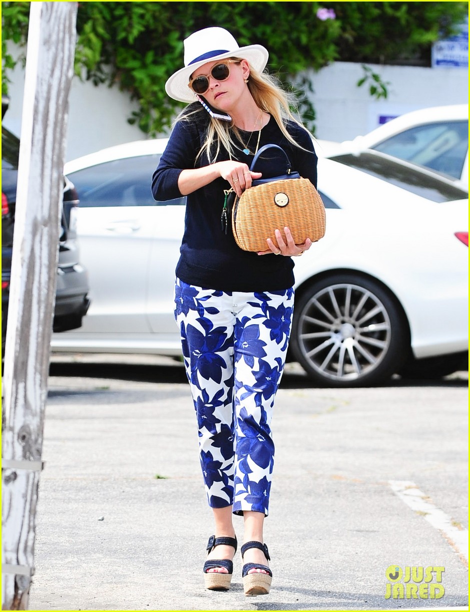 Photo reese witherspoon celebrates her sons elementary school