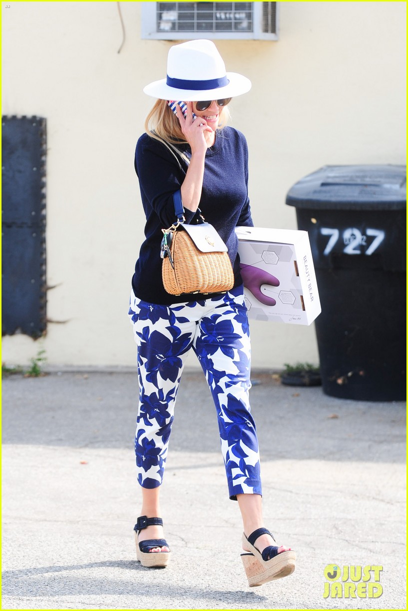 Photo reese witherspoon celebrates her sons elementary school