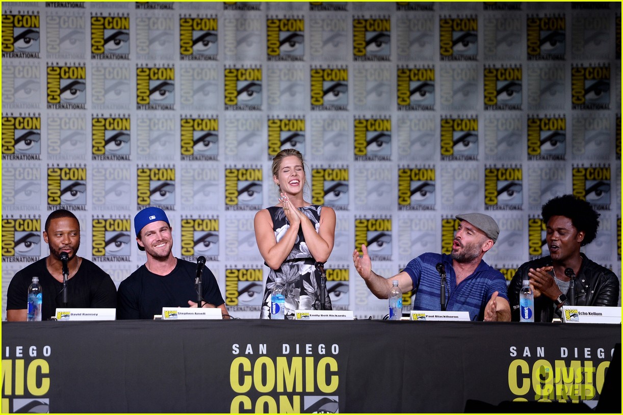 Photo: stephen amell emily bett rickards arrow panel comic con 27
