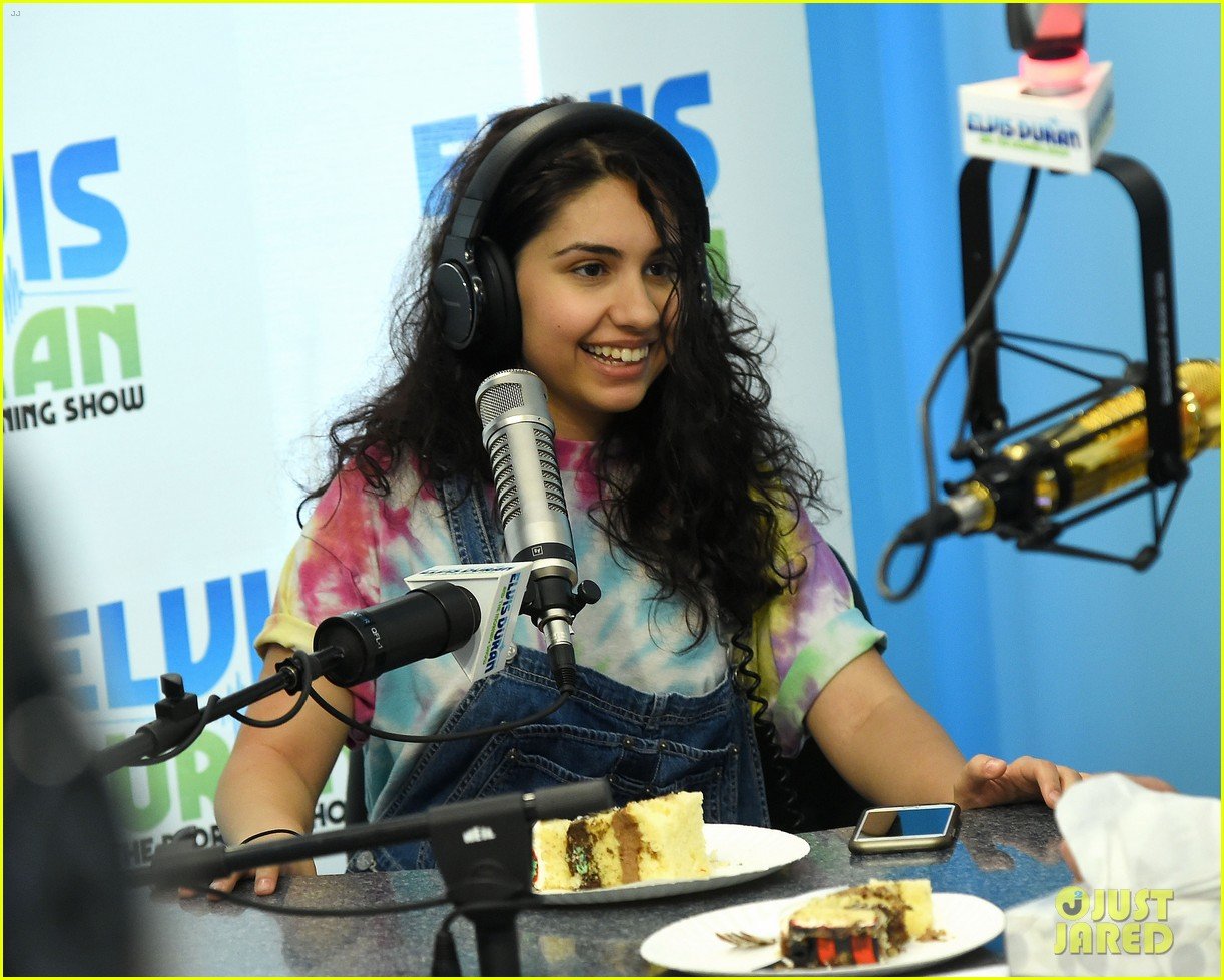 Photo alessia cara premeires emotional scars to your beautiful music