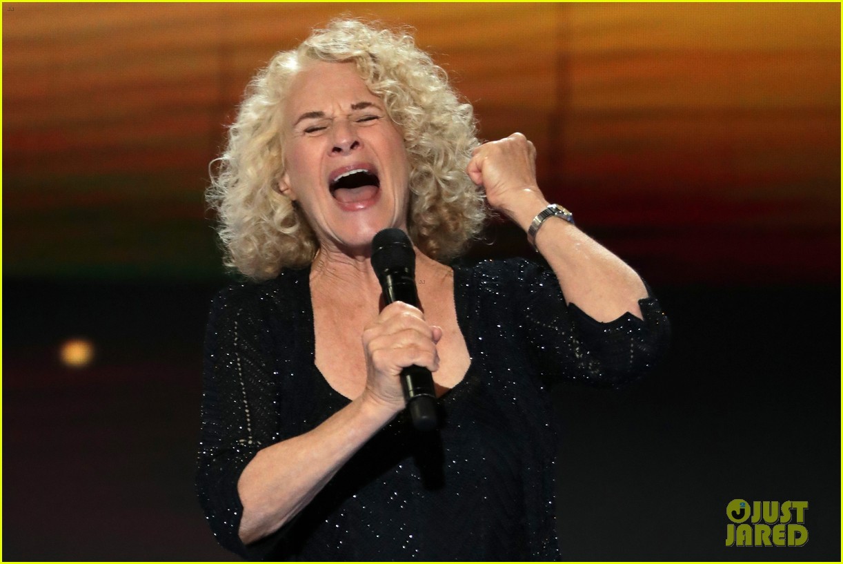 Photo carole king sings youve got a friend at dnc 2016 02 Photo