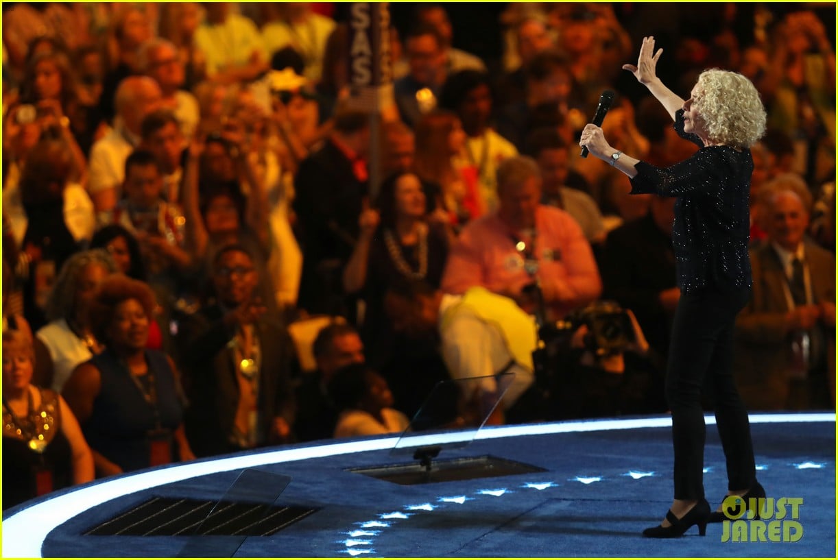 Photo carole king sings youve got a friend at dnc 2016 10 Photo