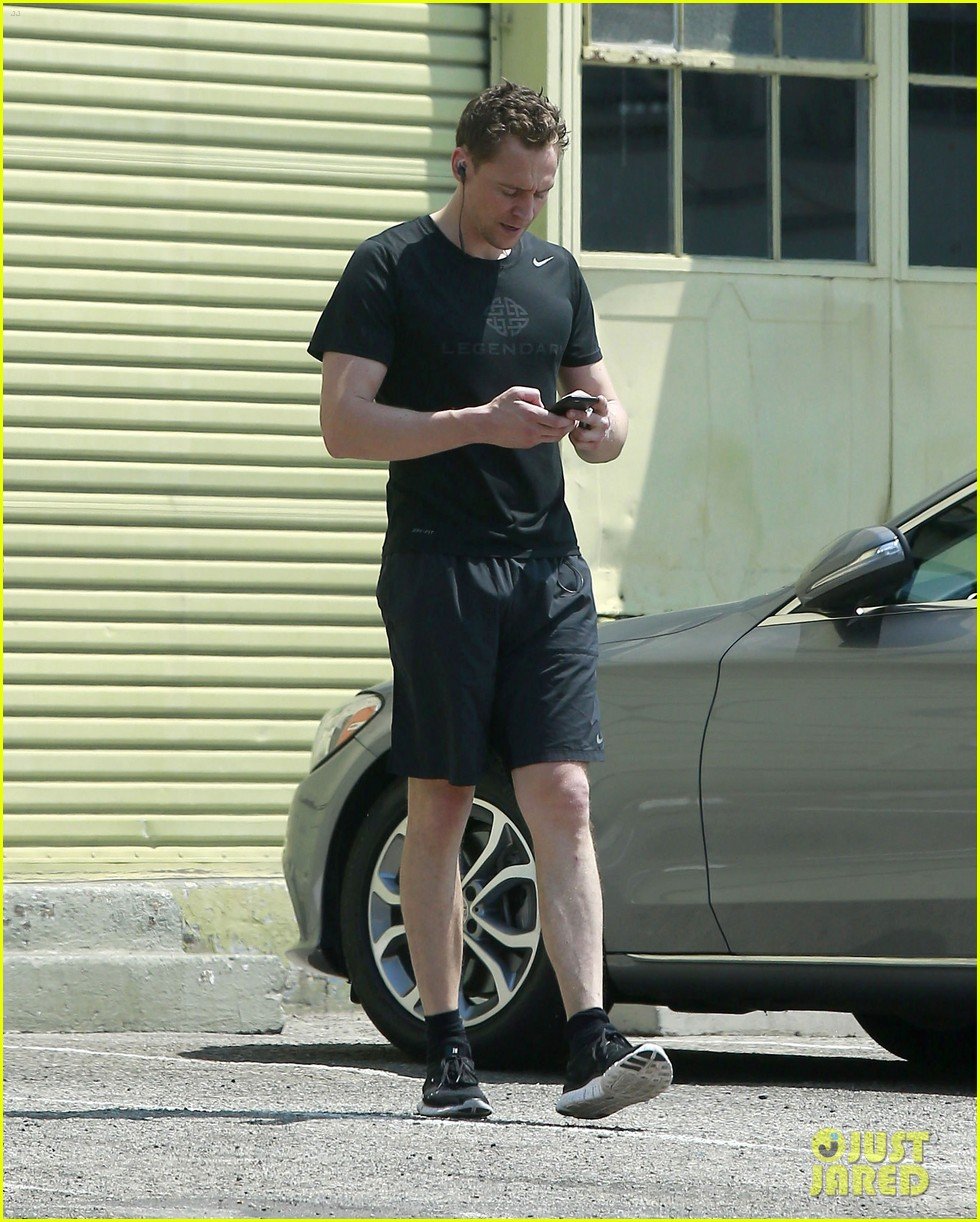 Full Sized Photo of tom hiddleston workout sunday 01 Photo 3