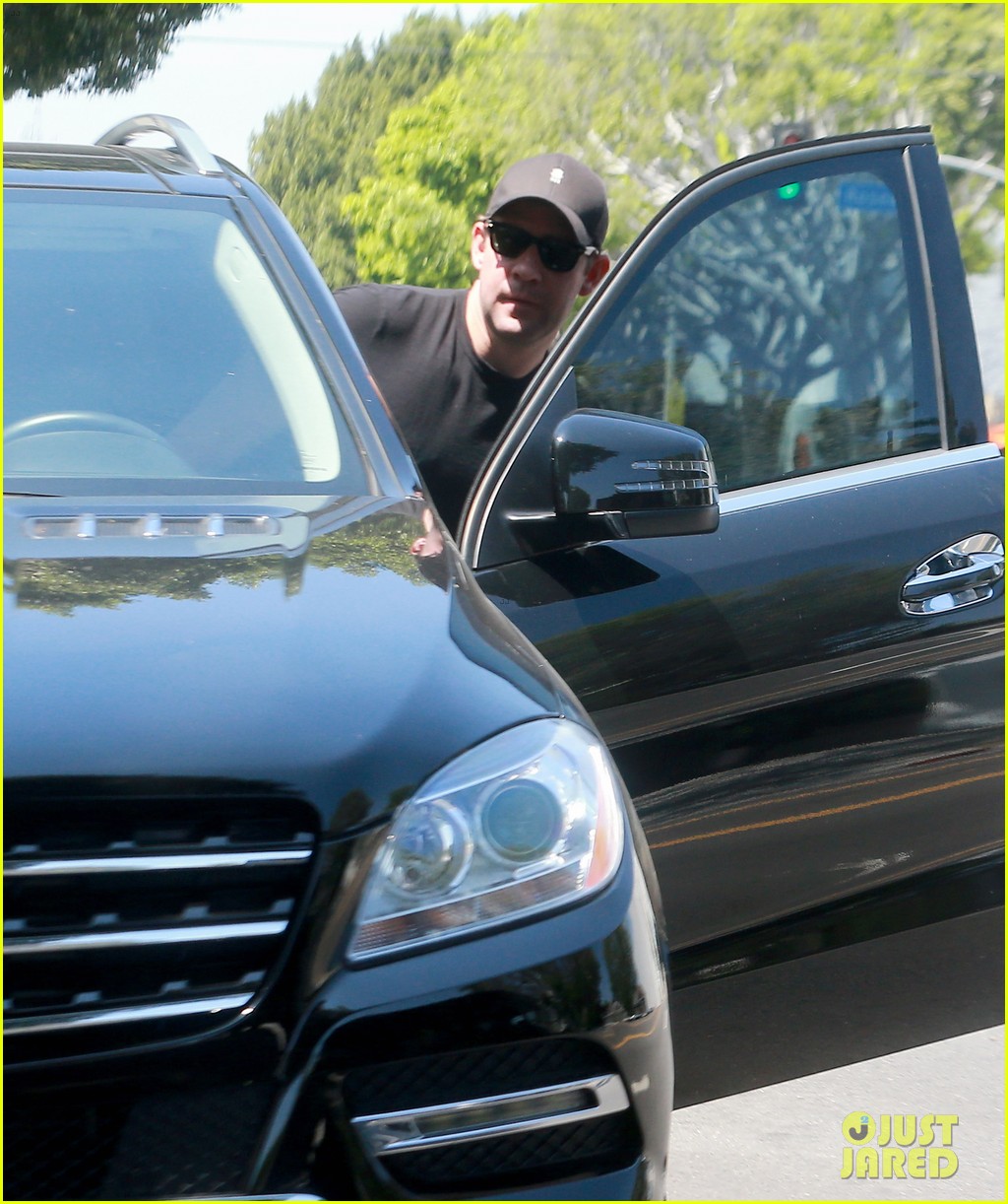 John Krasinski Steps Out After Announcing Daughter's Birth! Photo