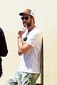 liam hemsworth lunch granville cafe friends 03