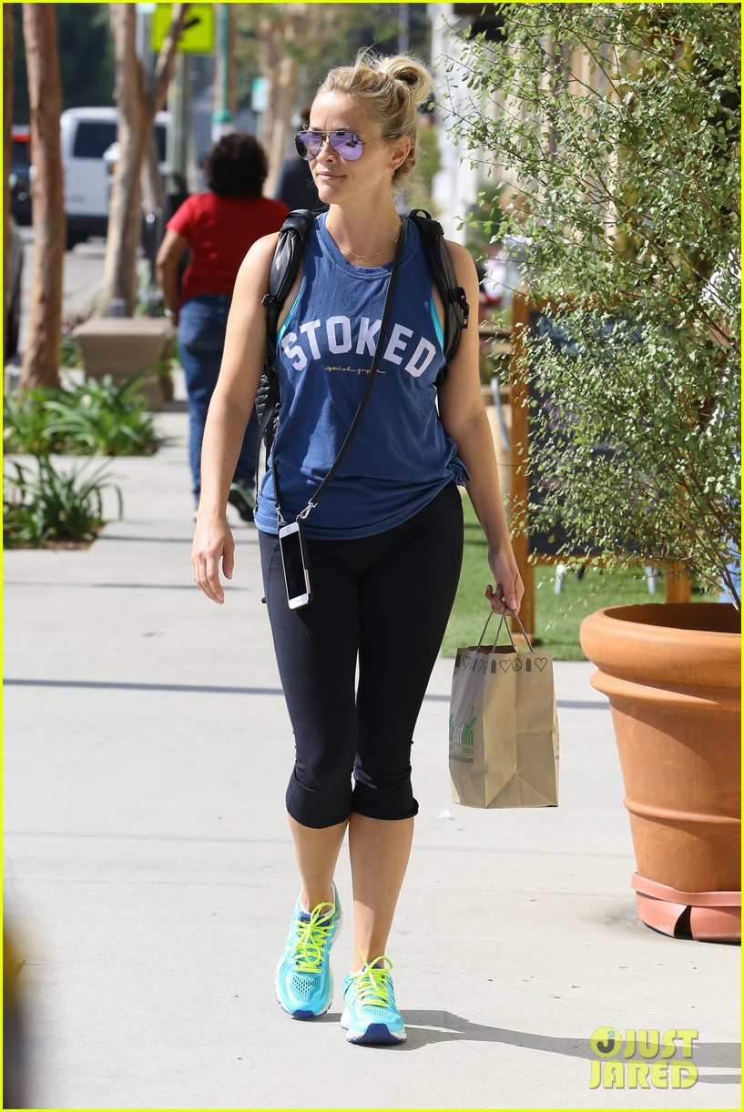 Reese Witherspoon Bends & Snaps For 'Legally Blonde' 15 Year