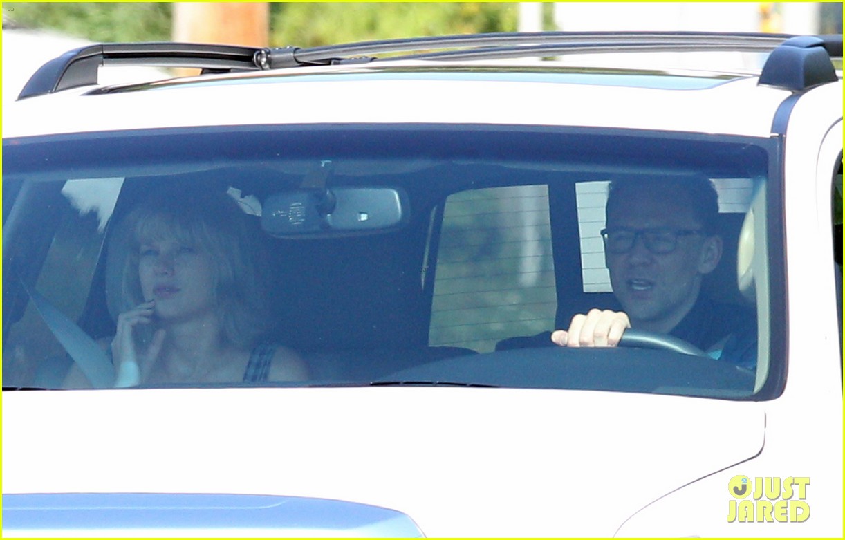 Taylor Swift & Tom Hiddleston Catch Flight Out of Rhode Island: Photo