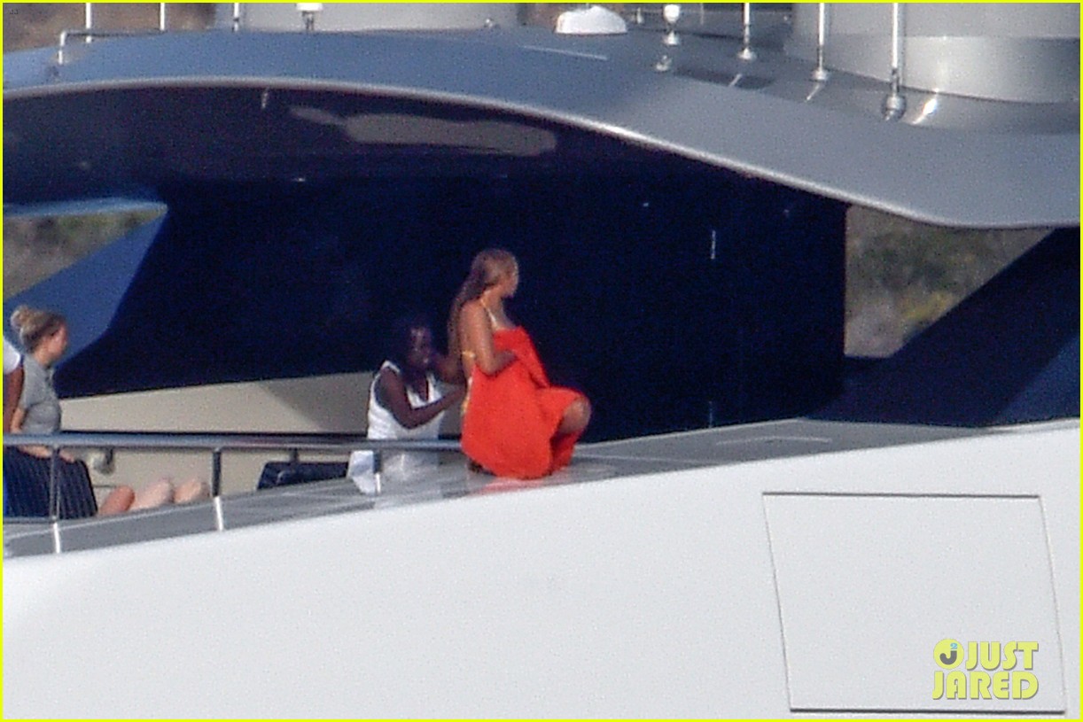 Photo beyonce jumps off yacht italy 18 Photo 3736331 Just Jared