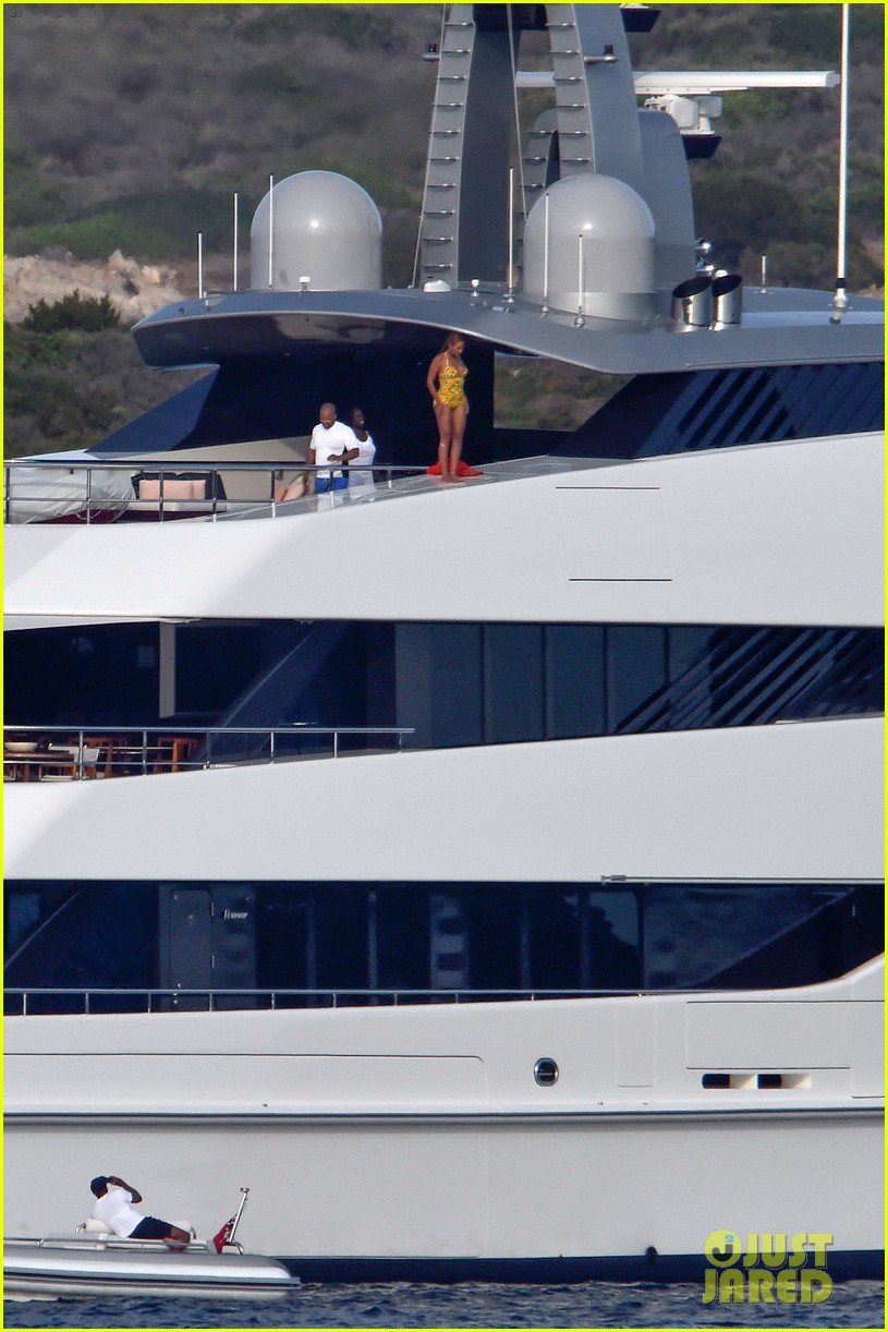 Photo beyonce jumps off yacht italy 24 Photo 3736337 Just Jared