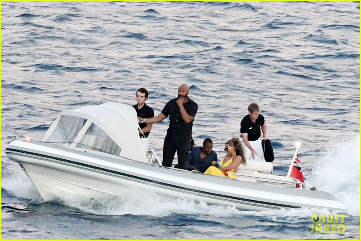 Beyonce & Jay Z Take a Romantic Boat Ride to Dinner in Italy Photo
