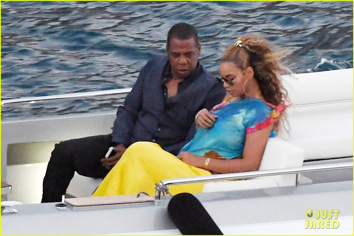 Beyonce & Jay Z Take a Romantic Boat Ride to Dinner in Italy Photo