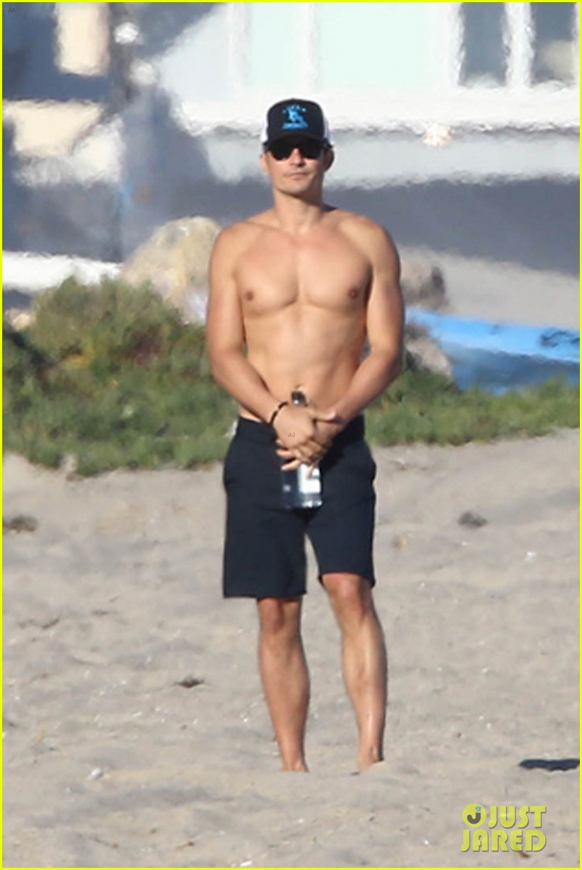 Orlando Bloom Goes Shirtless, Keeps His Shorts On in 