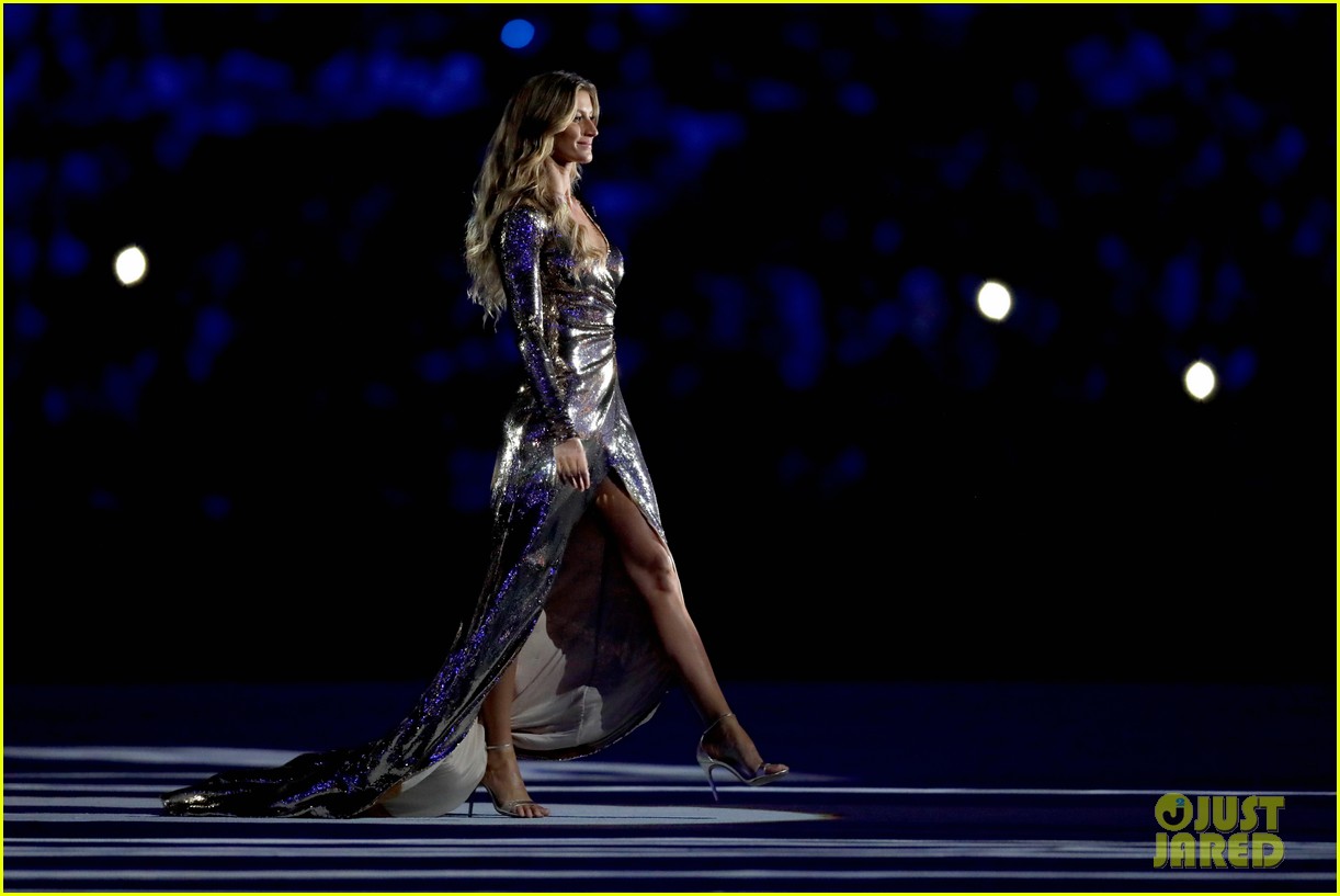 Gisele Bundchen Walks Final Runway at Rio Olympics Opening Ceremony as(01)