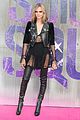 cara delevingne brings sister poppy to suicide squad premiere 04