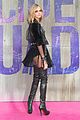 cara delevingne brings sister poppy to suicide squad premiere 07