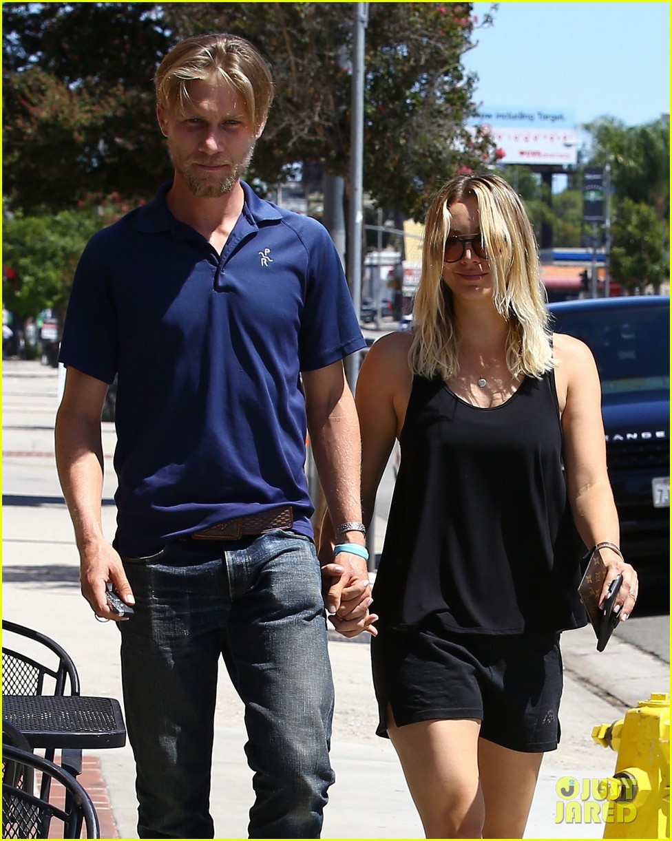 Photo kaley cuoco and boyfriend karl cook step out for a lunch date 04
