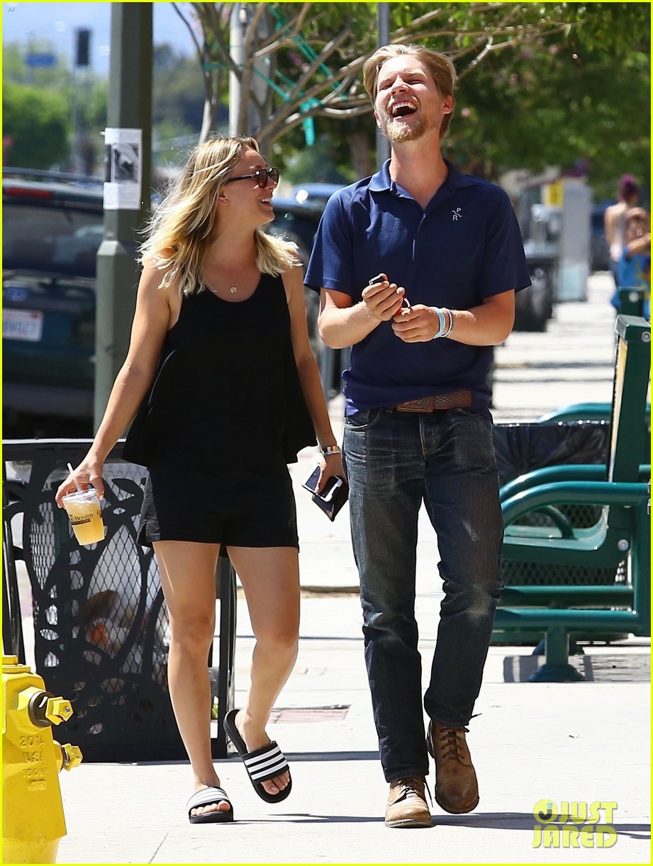 Photo kaley cuoco and boyfriend karl cook step out for a lunch date 31