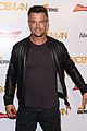 josh duhamel gets support from fergie at spaceman premiere 05