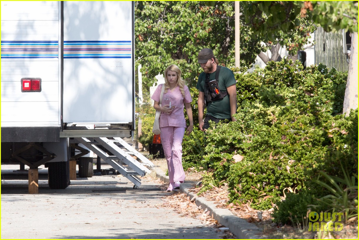 Photo emma roberts pink scrubs queens coffee pickup 06 Photo 3728615