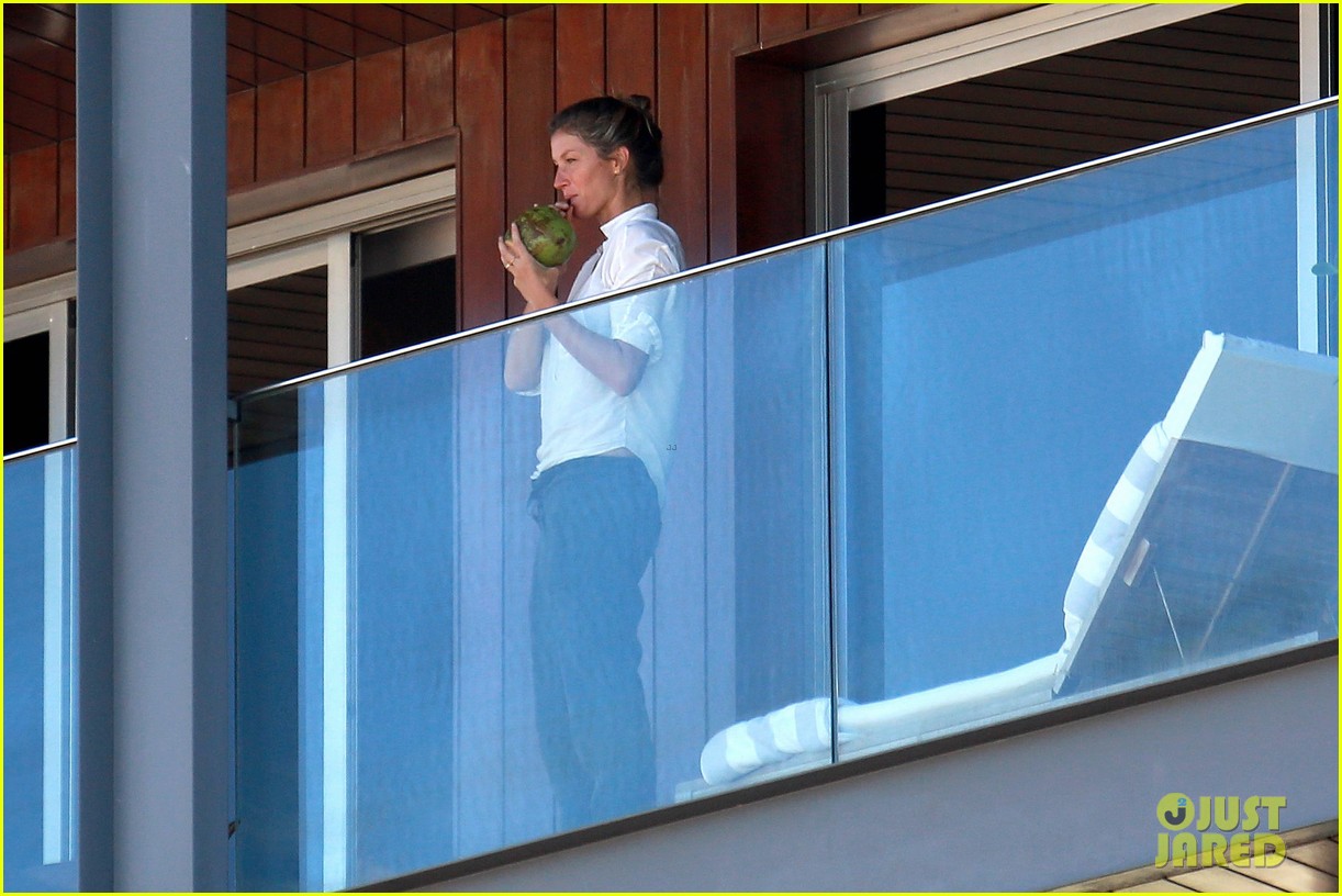 Gisele Bundchen Waves to Fans from Her Rio Hotel Balcony Photo 3723269(01)