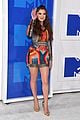 hailee steinfeld gets colorful at the vmas 2016 02