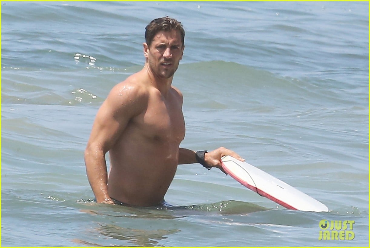 Jordan Rodgers shows off his shirtless body while cooling off in the water ...