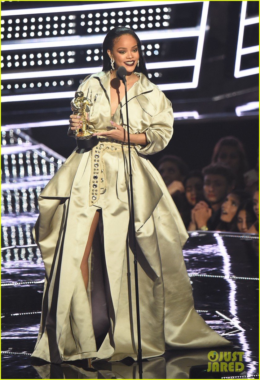 Rihanna Proves Her Vocal Power with Final VMAs 2016 Performance (Video