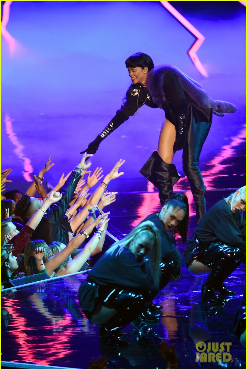Rihanna's VMAs 2016 Performance of 'Needed Me' (Video) Photo 3744111