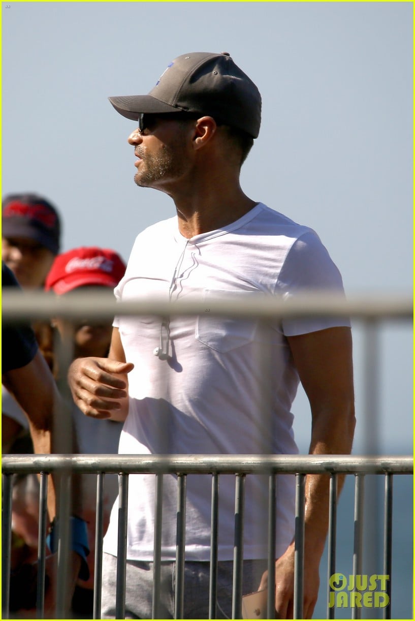 Ryan Seacrest Shares a Laugh With the Rio Olympics 2016 US Women's(02)