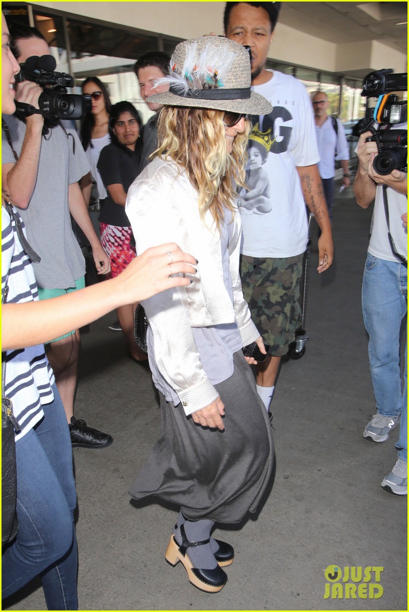 Sarah Jessica Parker Announces New Fashion Line of Little Black Dresses(02)