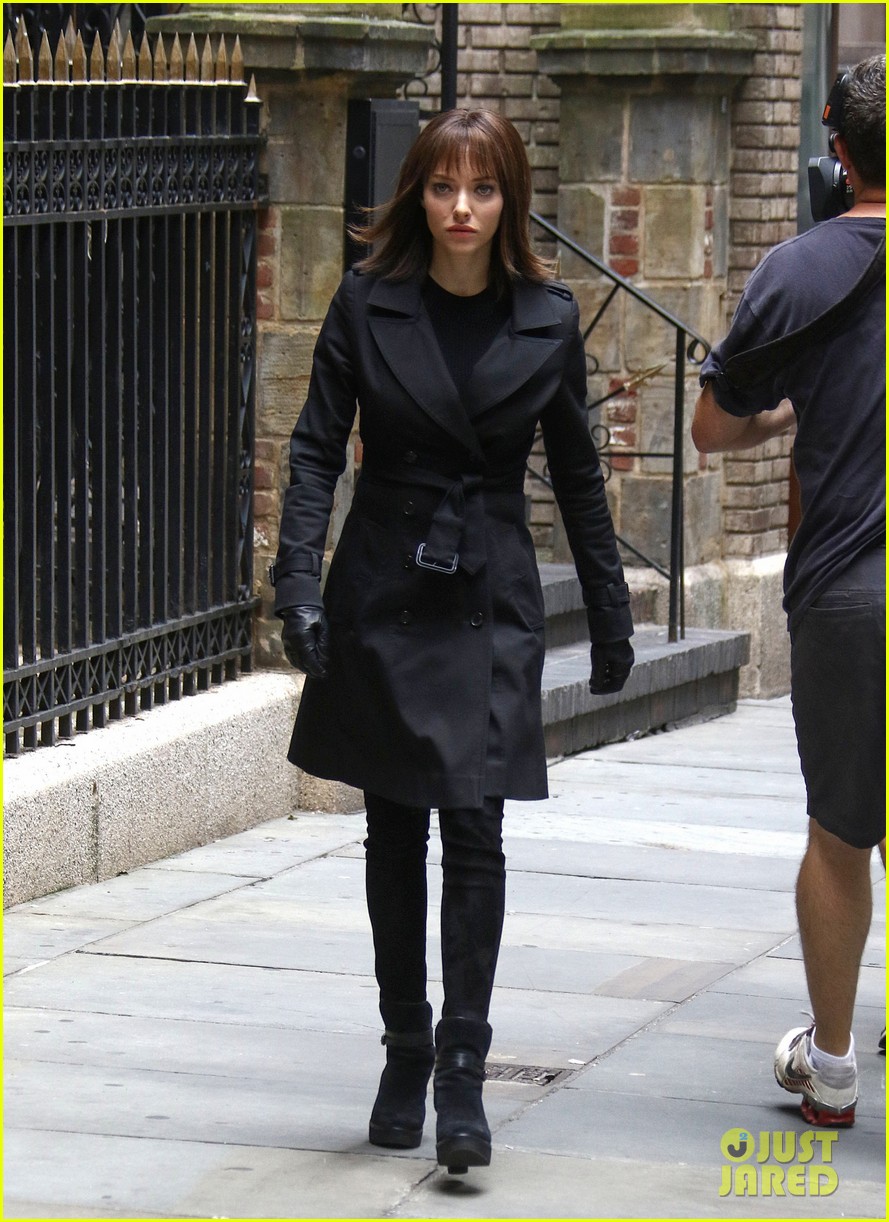 Amanda Seyfried Sports Dark Hair for 'Anon' Filming in NYC: Photo...