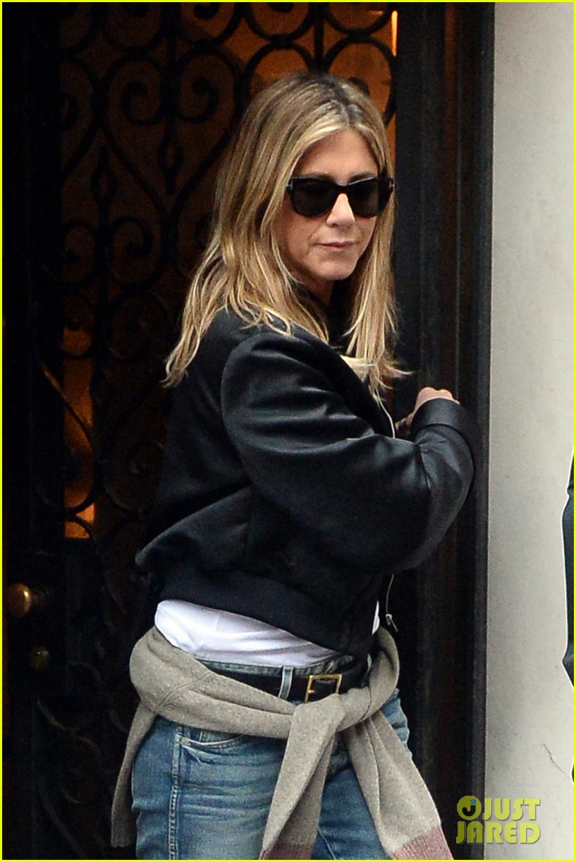jennifer aniston steps out in nyc 023774593