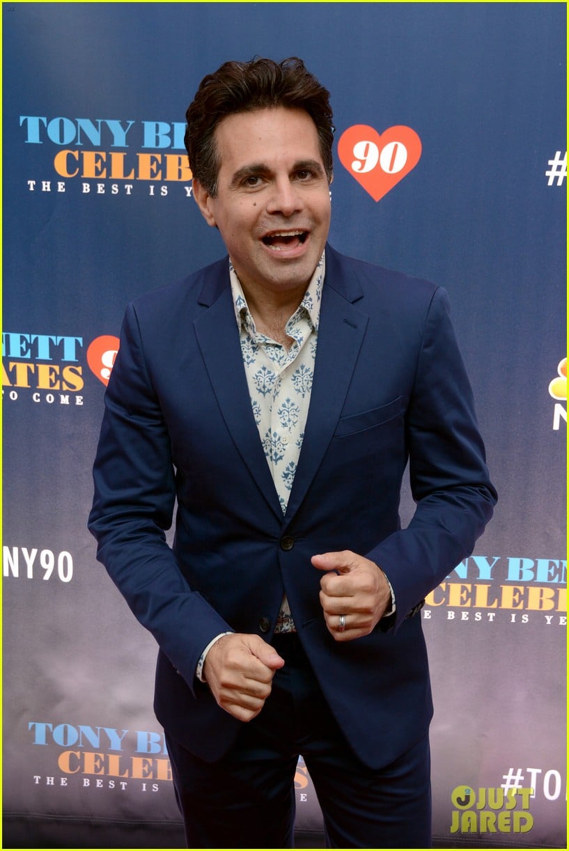 Michael Buble & Bruce Willis Bring Their Spouses To 'Tony