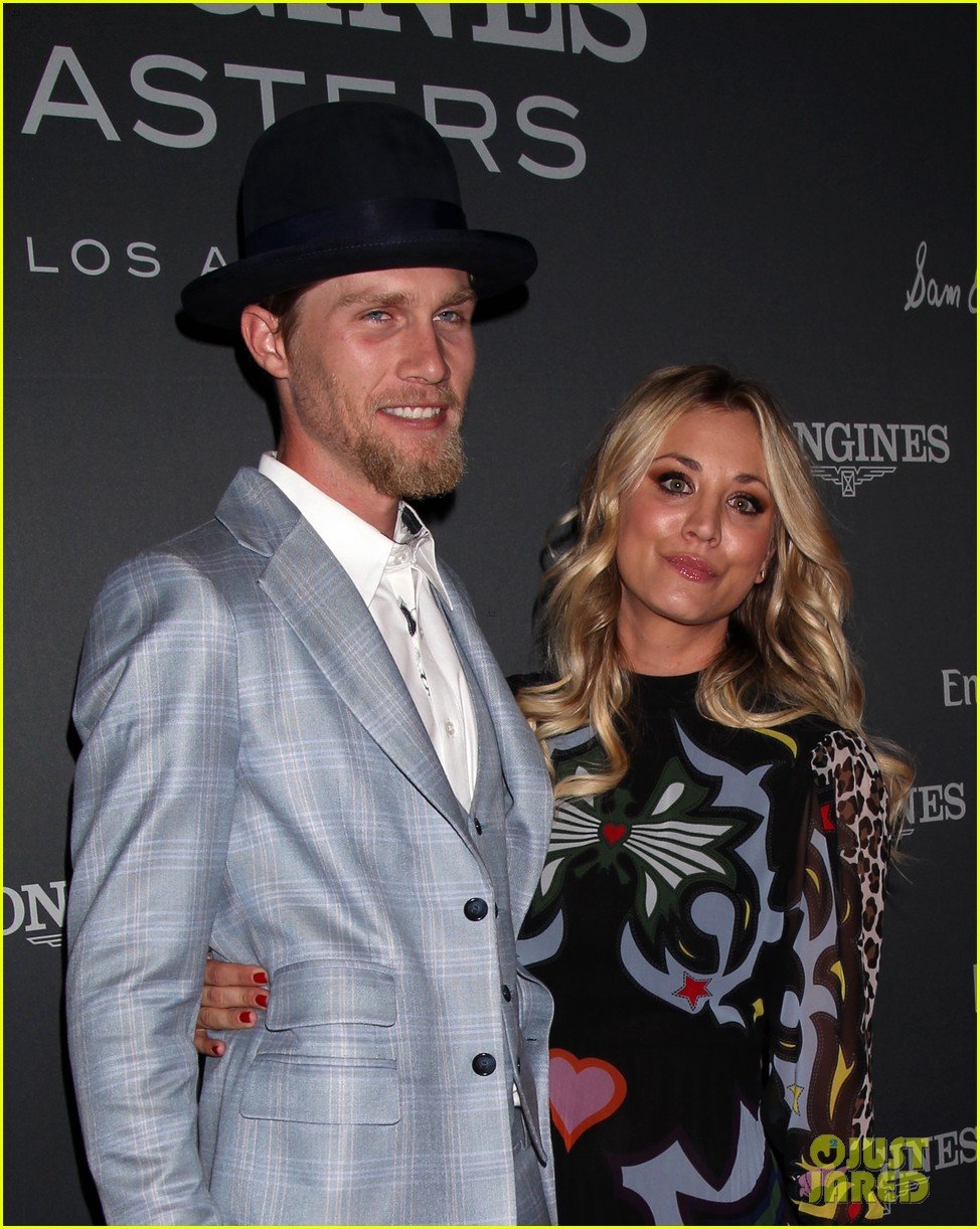 Photo kaley cuoco and boyfriend karl cook make their red carpet debut