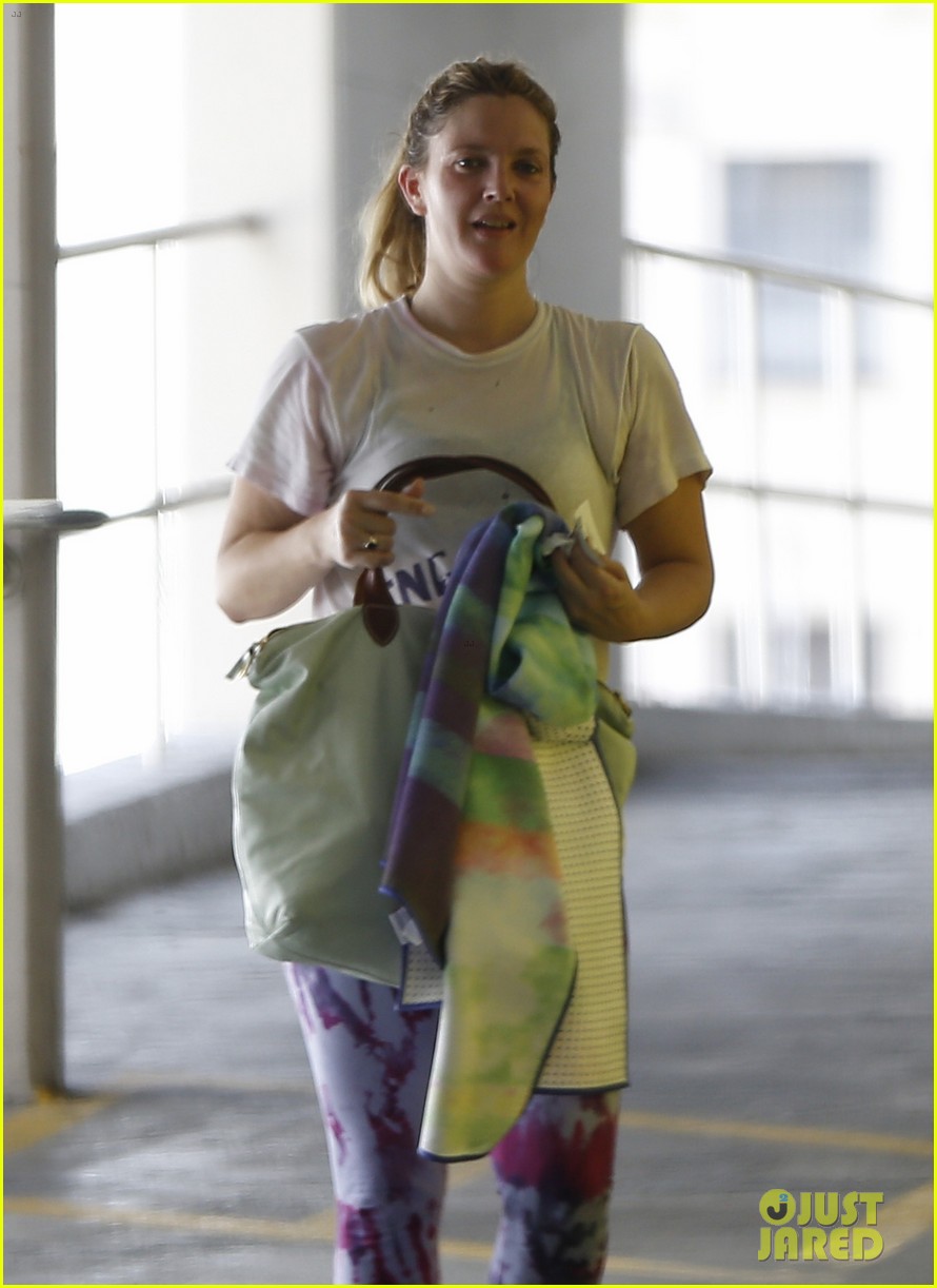 Drew Barrymore Shares FreshFaced Yoga Class Selfie Photo 3749144