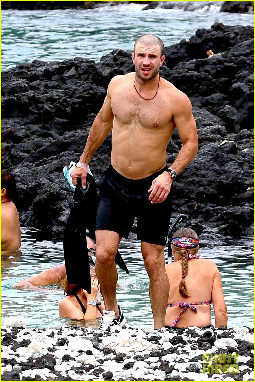 Sam Hunt puts his ripped body and muscles on display while going shirtless ...