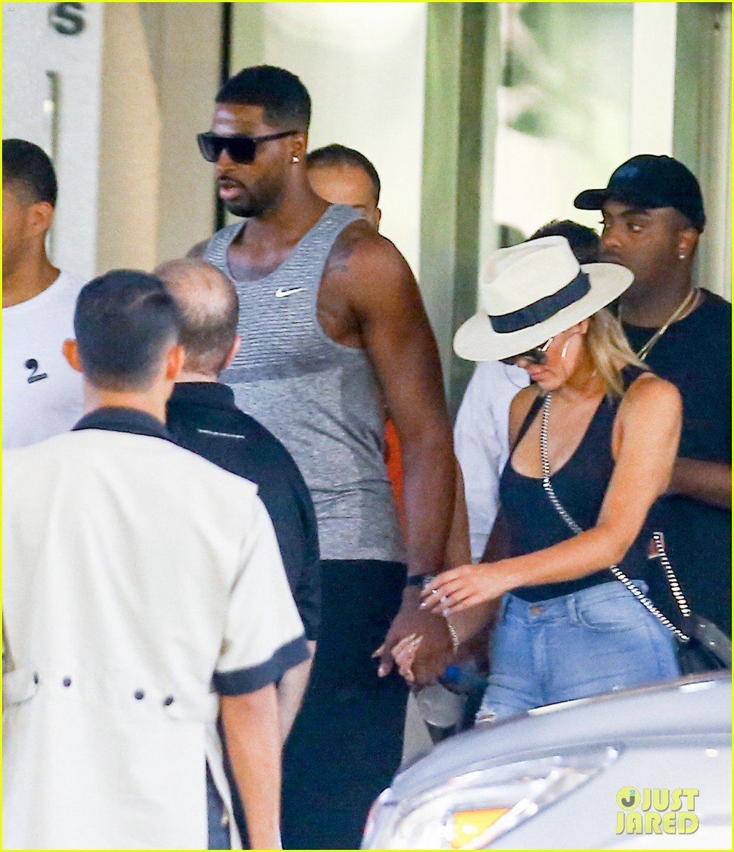 Khloe Kardashian & Tristan Thompson Hold Hands in Miami Photo 3764230