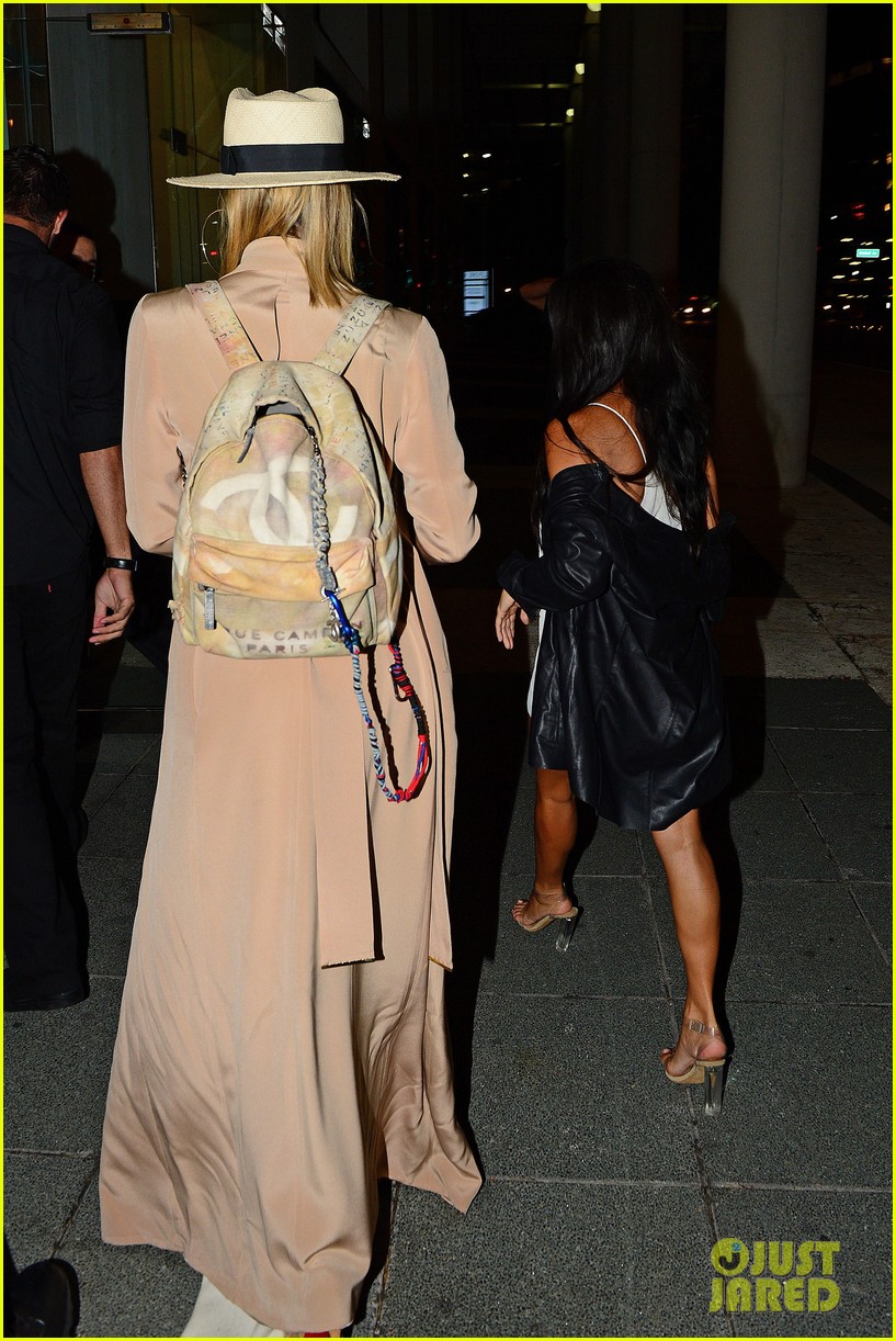 Khloe & Kourtney Kardashian Dine Out in Miami Photo 3759299 Khloe
