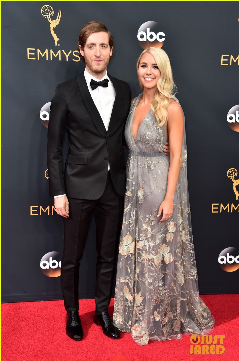 Thomas Middleditch & 'Silicon Valley' Cast Hit Up Emmys 2016 Photo(01)