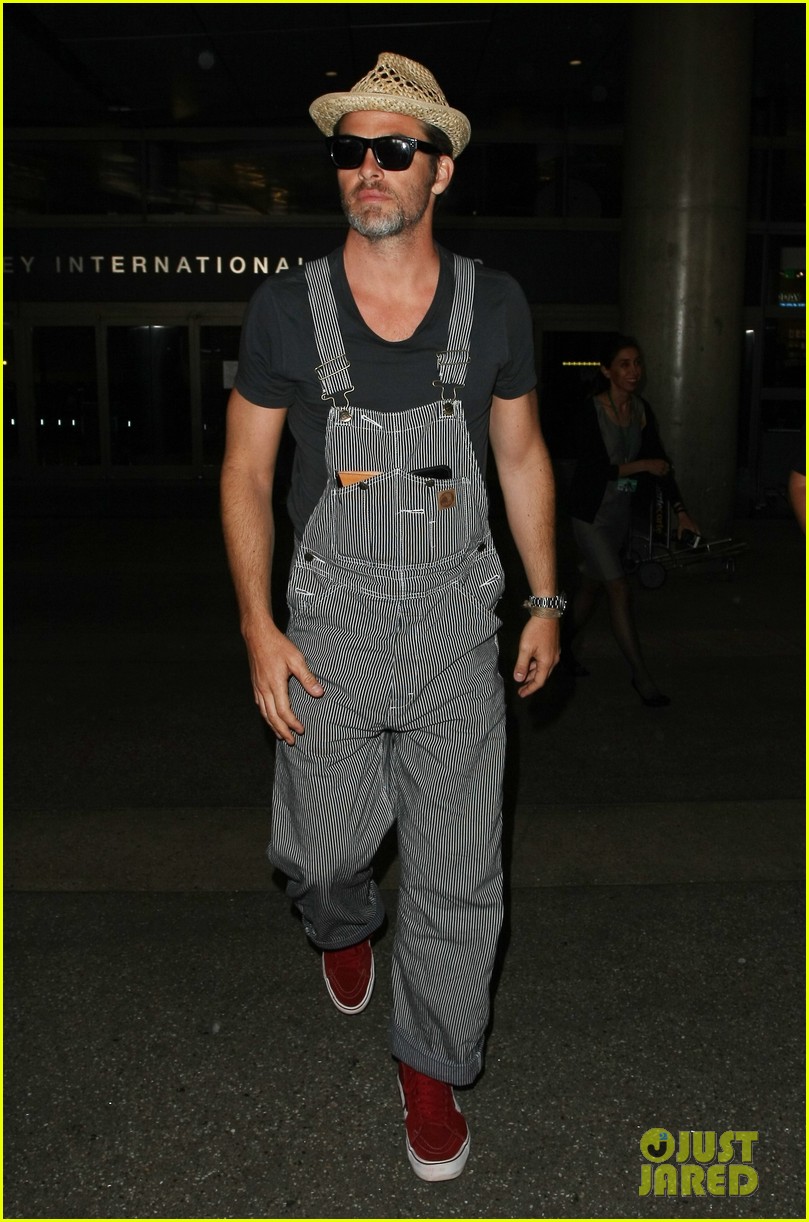 Chris Pine Wears Overalls & Straw Hat at LAX Airport Photo 3766462
