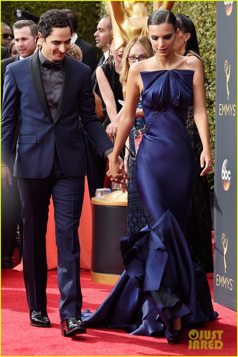 Emily Ratajkowski Goes Sexy in Navy at 2016 Emmy Awards!: Photo 3763661