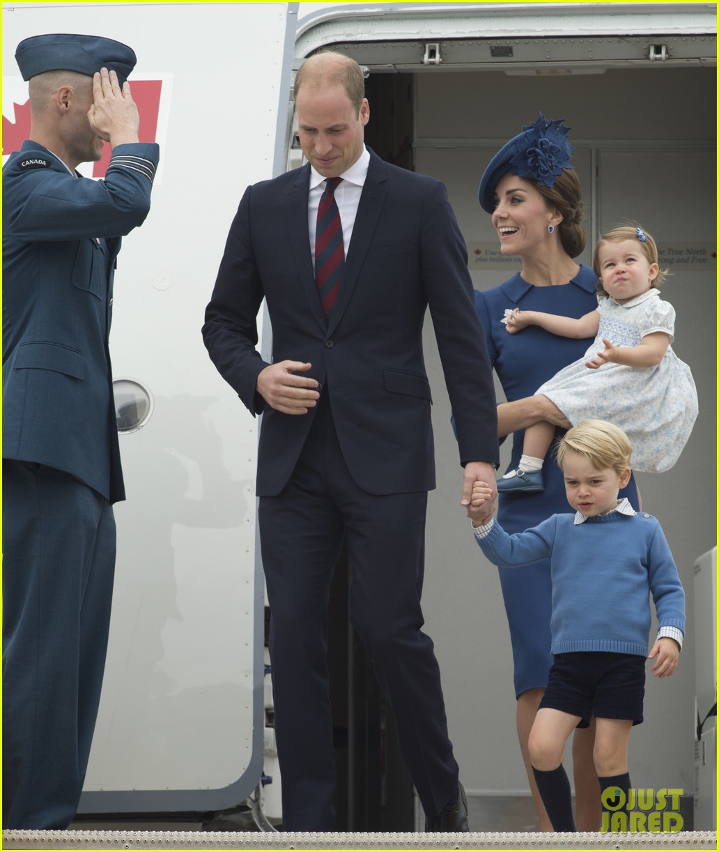 Prince William & Kate Middleton Arrive in Canada With Prince(01)
