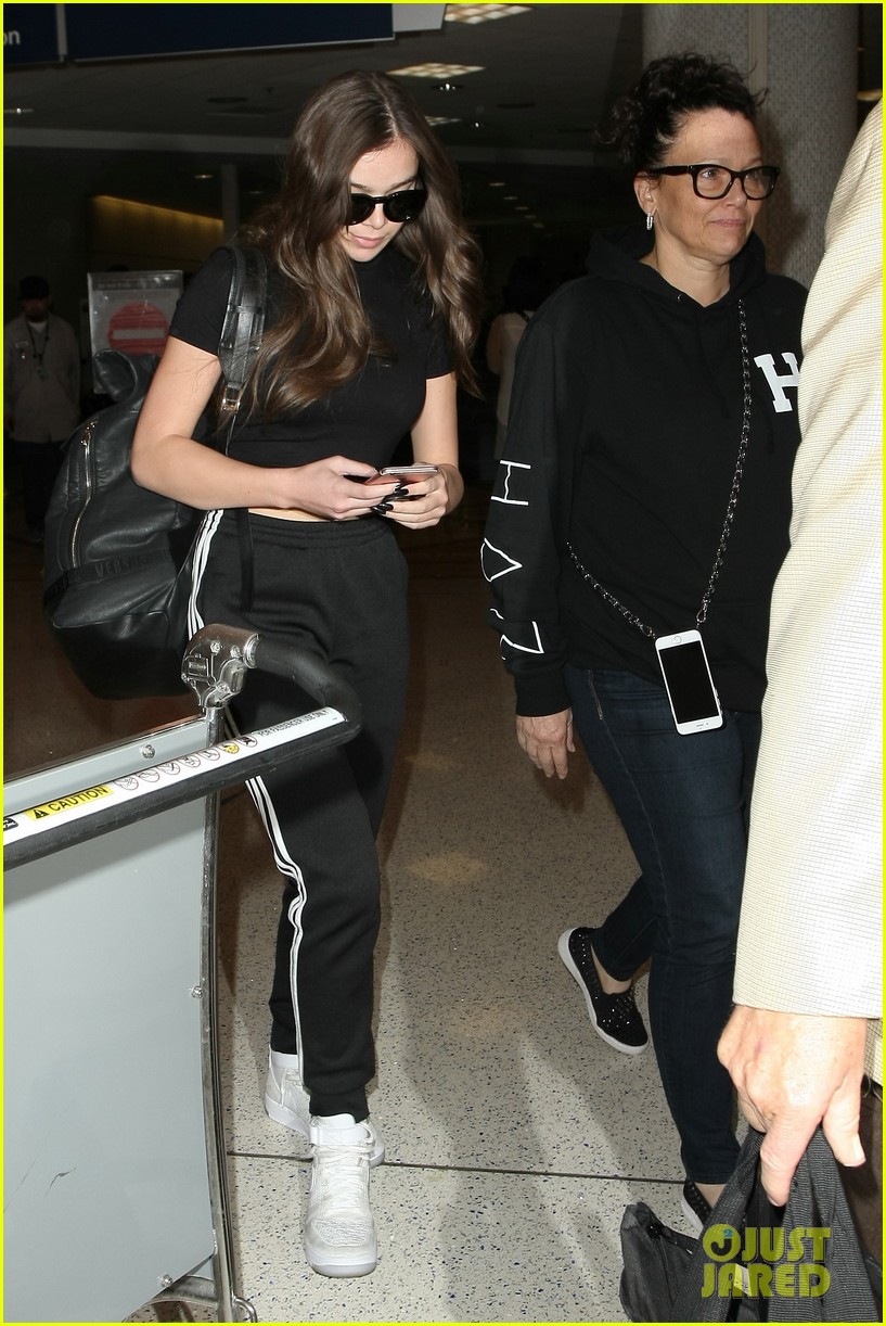 Hailee Steinfeld Arrives to LAX After iHeart Weekend Photo 3771451