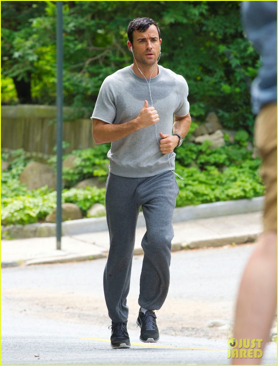 Justin Theroux Was Embarrassed by Attention from Sweatpants Photo Photo 3773507 Justin