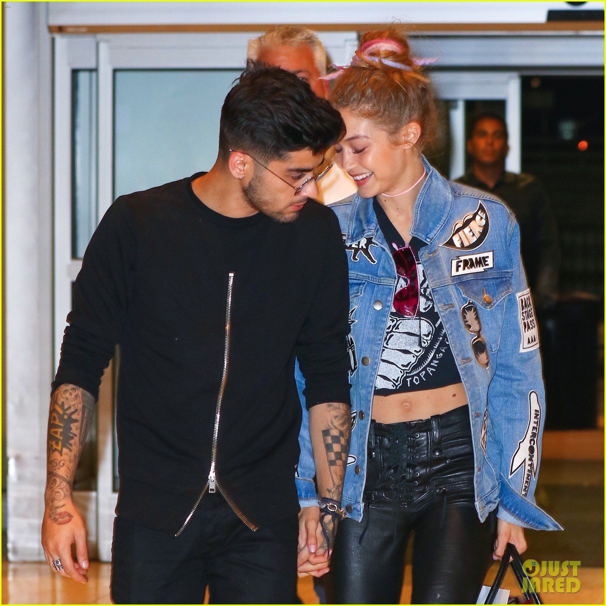 Gigi Hadid & Zayn Malik Show Cute PDA at JFK Airport! Photo 3761191