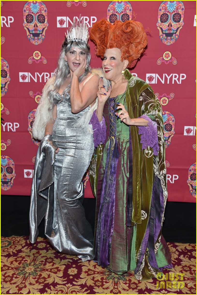 Bette Midler Dresses Up as Her 'Hocus Pocus' Character For Halloween