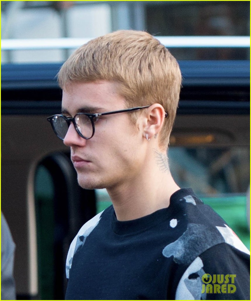 Rend absolutte skolde Justin Bieber Travels With 'Occupy All Streets' Book in England: Photo  3782468 | Justin Bieber Pictures | Just Jared