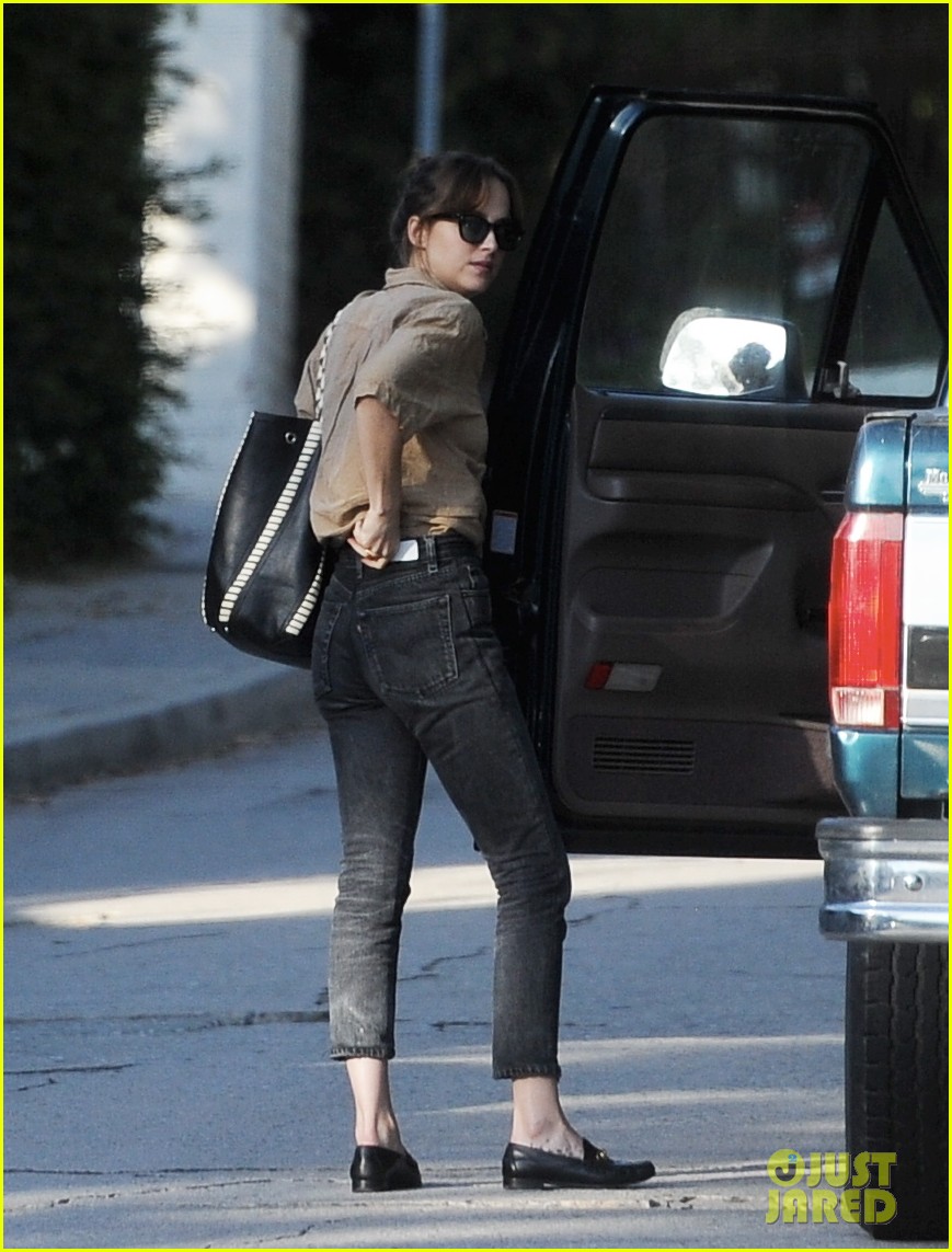 Photo dakota johnson barefoot gas station truck 18 Photo 3779604 Just Jared