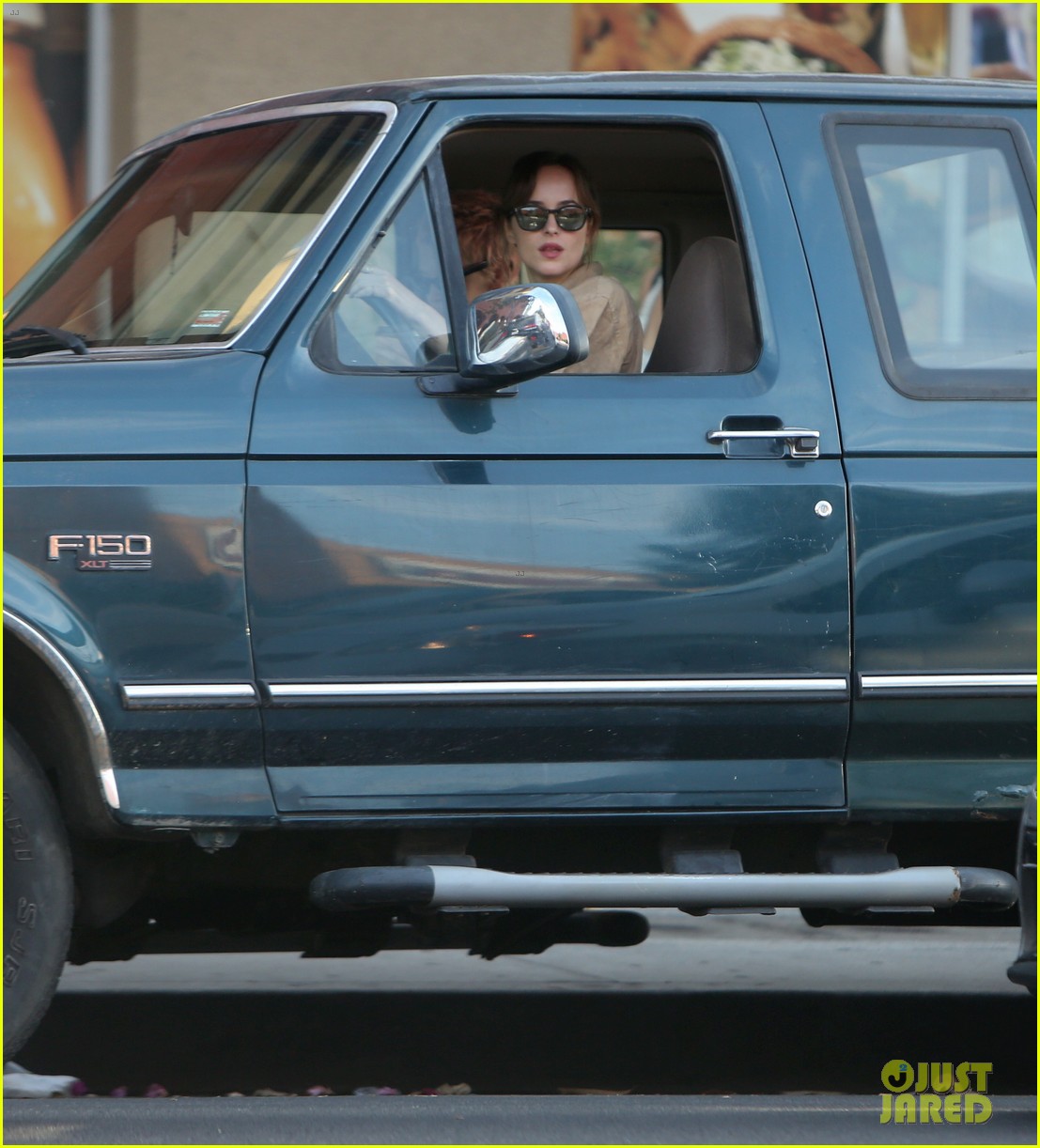 Dakota Johnson & Cara Delevingne Facetime Taylor Swift! Photo 3779614