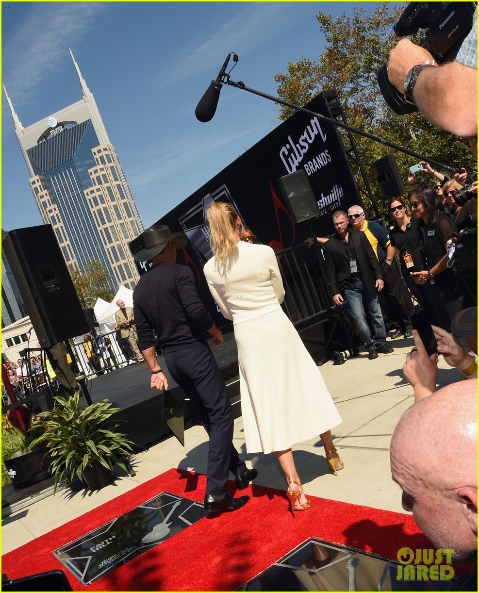 Faith Hill & Tim McGraw Share Sweet Kiss at Walk of Fame Induction